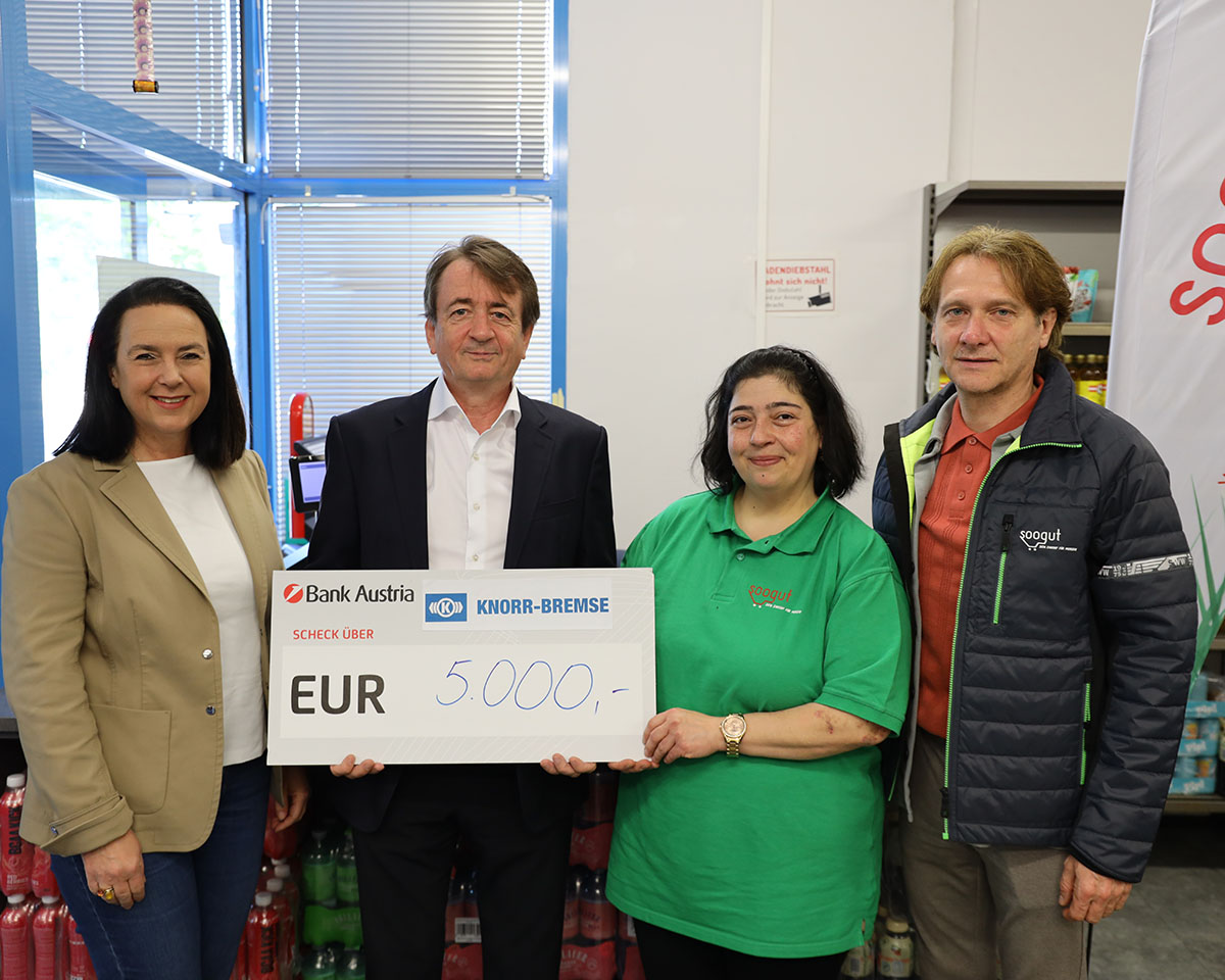 Scheckübergabe der Knorr Bremse GmbH an den soogut Sozialmarkt in Mödling. Geschäftsführer Wolfgang Brillmann und Marktleiterin Nazife Asik