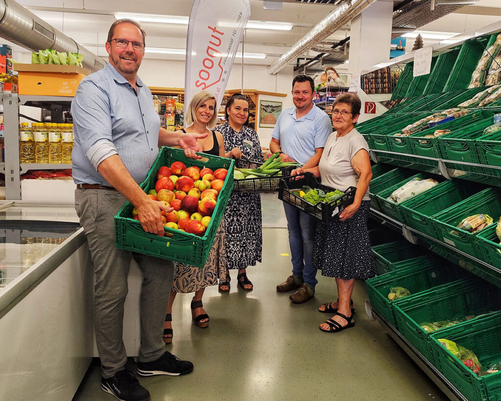 Vizebgm. von Amstetten Markus Brandstetter, GR Sarah Hörlezeder, Marktleiterin Yurdagül Sahin, GR Christian Schrammel und Gemüsehändlerin Veronika Sabitzer gemeinsam im soogut Sozialmarkt in Amstetten.