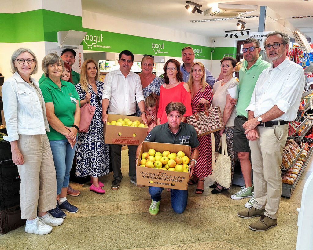 Zahlreiche Gemeinde- und Stadträt:innen under Bürgermeister der Gemeinde Korneuburg nutzten die Gelegenheit, den soogut Sozialmarkt im Rahmen des Tages der offenen Tür zu besuchen.