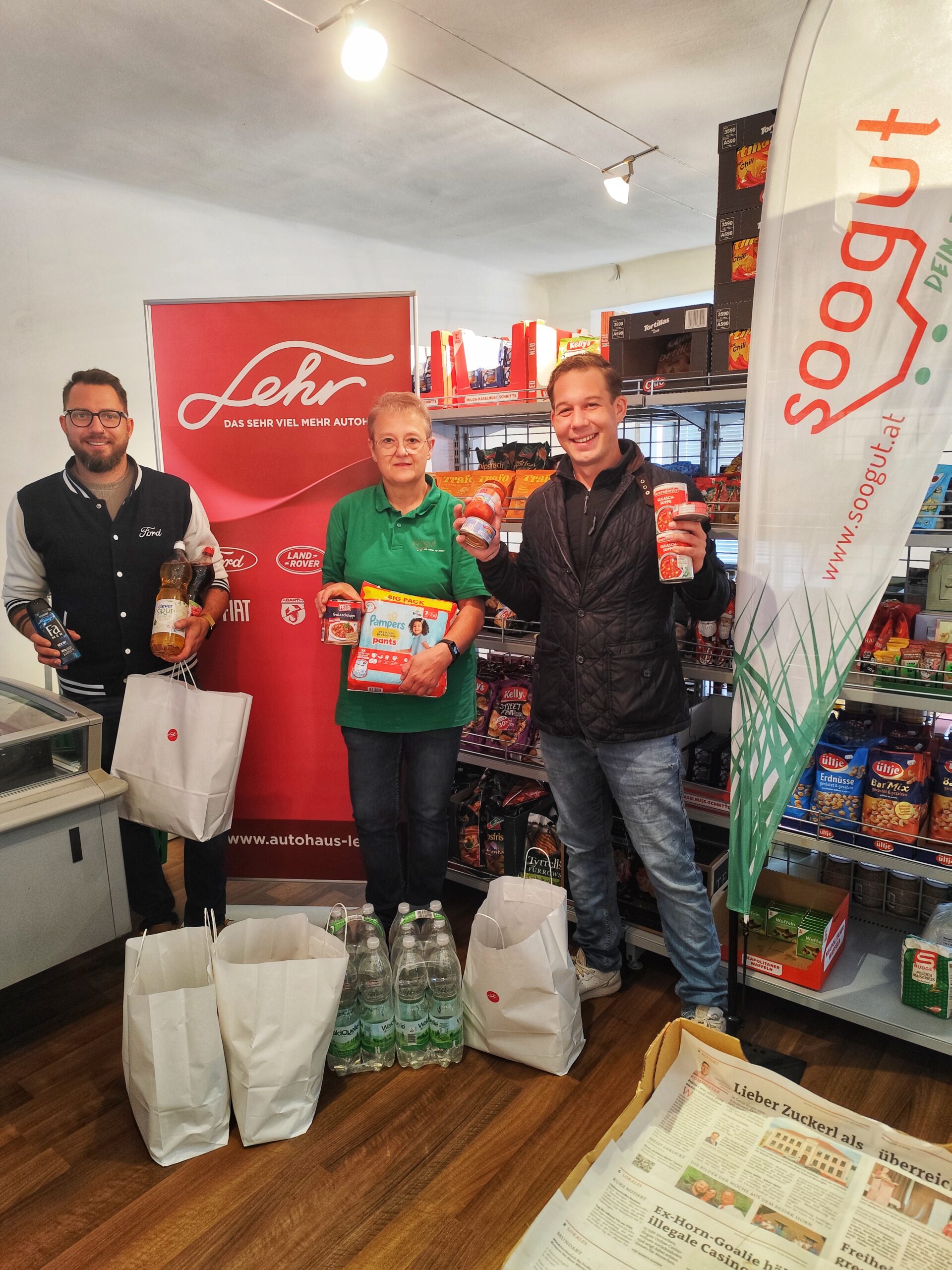 Marktleiterin Roswitha Sprinzl übernimmt Lebensmittelspenden und Hygieneprodukte von Manfred Lehr jun. und Thomas Denz vom Autohaus Lehr.