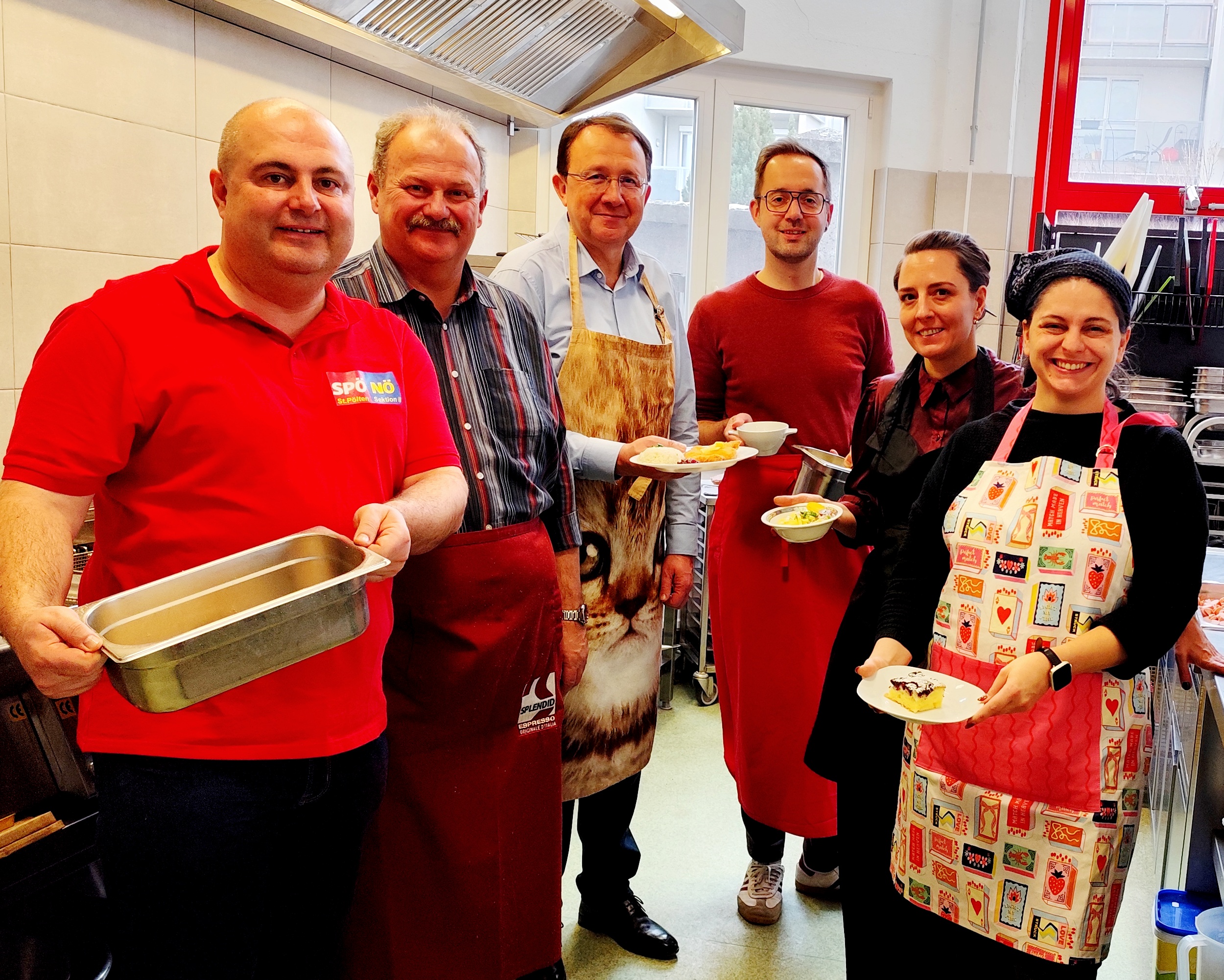 Bürgermeister Matthias Stadler und sein Team bekochen die Kund:innen im soogut Sozialmarkt in St. Pölten.