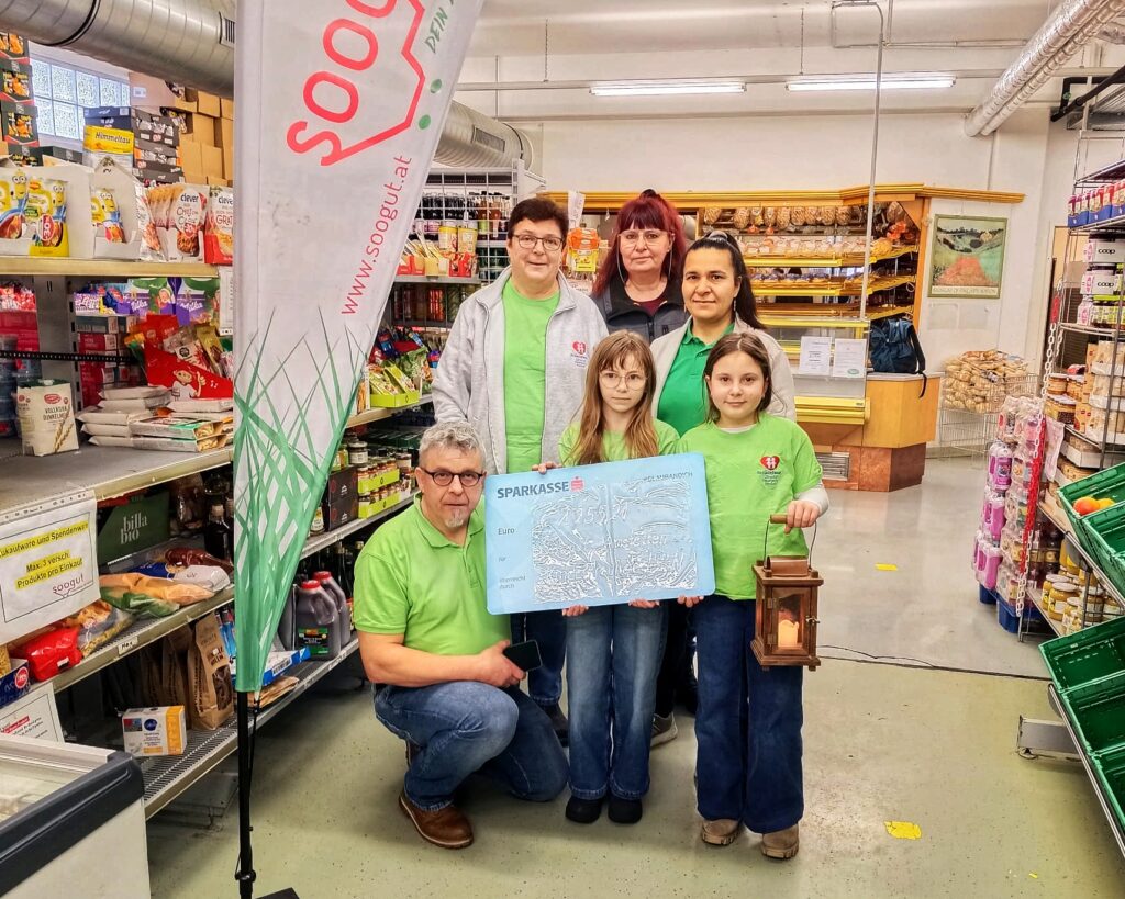 Die Kinderfreunde Ulmerfeld-Hausmening übergaben der soogut Marktleiterin Amstetten Yurdagül Sahin und ihrer Stellvertreterin Veronika Lindner eine Spende in der Höhe von € 1.255,21,- aus ihrer langjährigen Friedenslichtaktion.