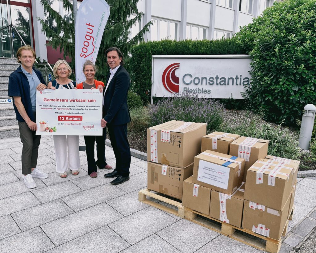 Bildtitel von links nach rechts: Wolfgang Brillmann (Geschäftsführer, soogut Sozialmarkt), Eva Fischer-Cislinsky (Communications, Constantia Teich), Ursula Oswald (Fundraising, soogut Sozialmarkt), André Ammon (General Manager, Constantia Teich)